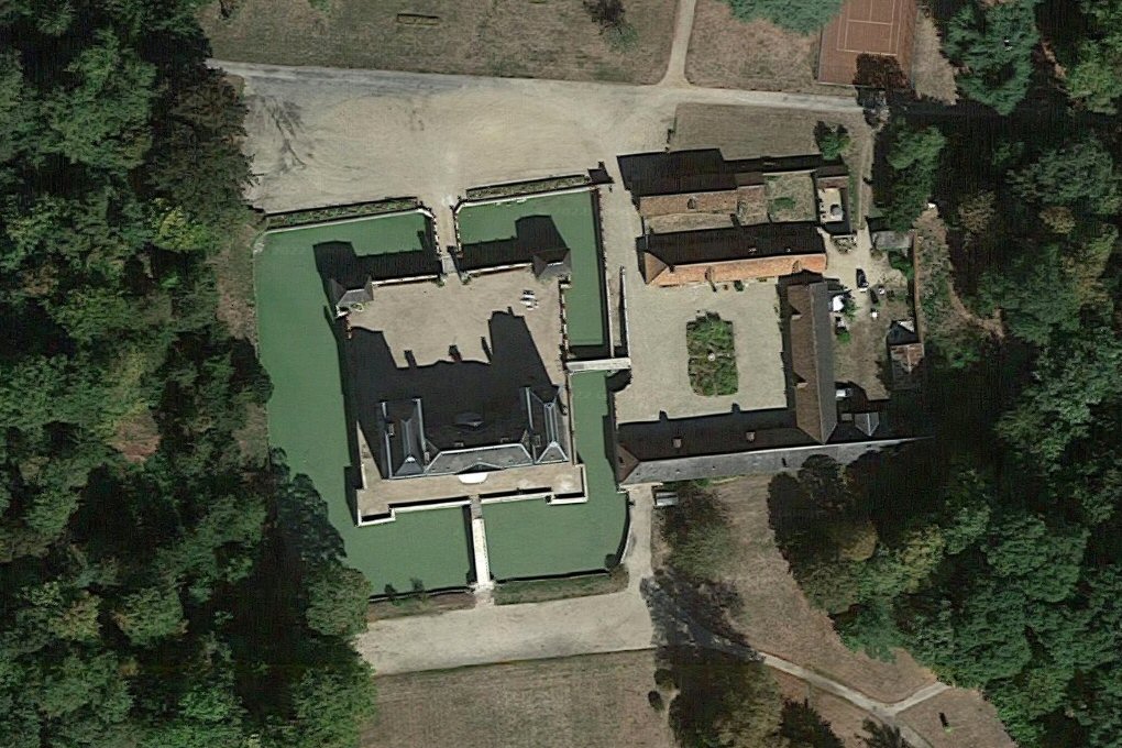 chateau de la Brosse à Vrigny, construit au XVIIe siècle chateau de la Brosse à Vrigny, construit au XVIIe siècle