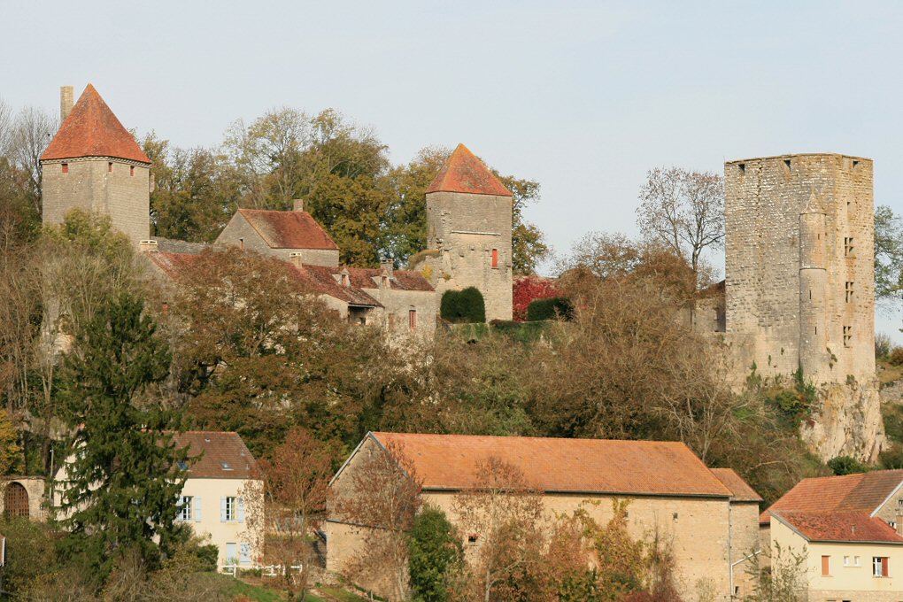 chateau de Chaudenay le Château domine le village