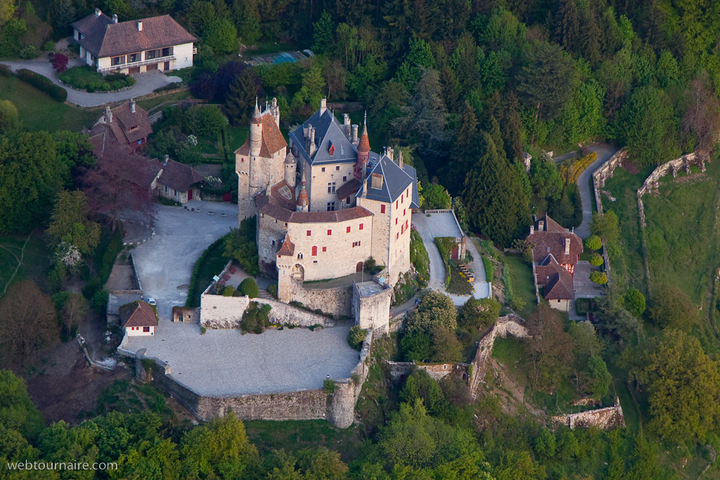 chateau de Menthon Saint Bernard, ouvert au public en été chateau de Menthon Saint Bernard, ouvert au public en été